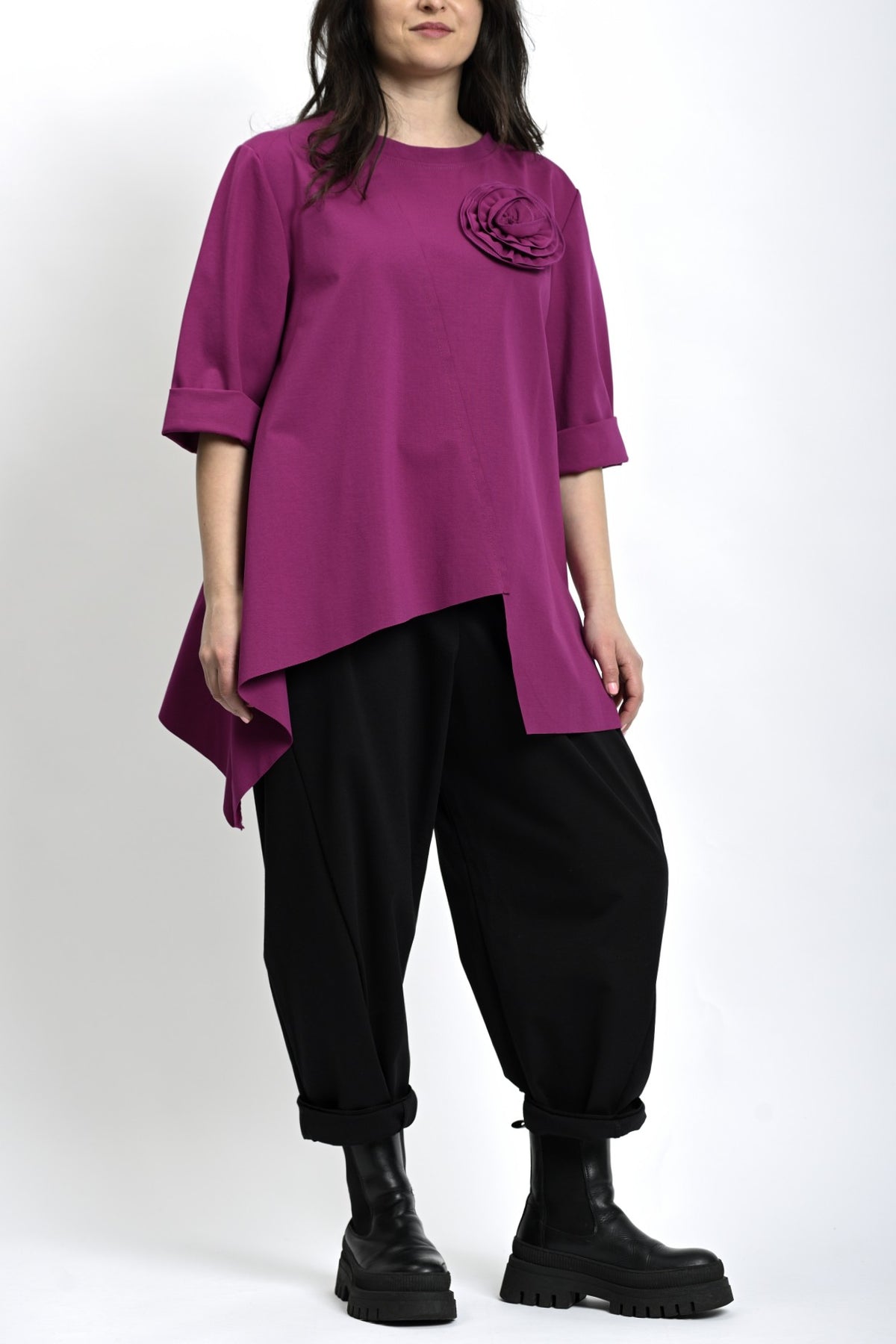 Bluză asimetrică fucsia, cu mâneci trei sferturi și floare decorativă aplicată pe piept.