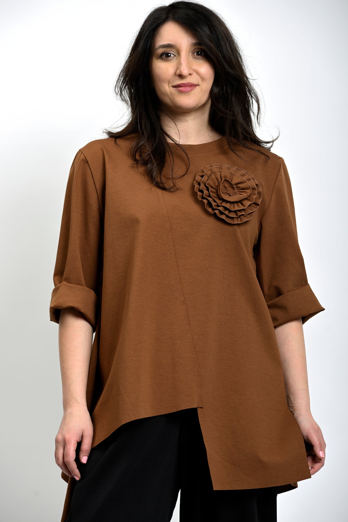Bluză asimetrică maro, cu mâneci trei sferturi și floare decorativă ton pe ton.