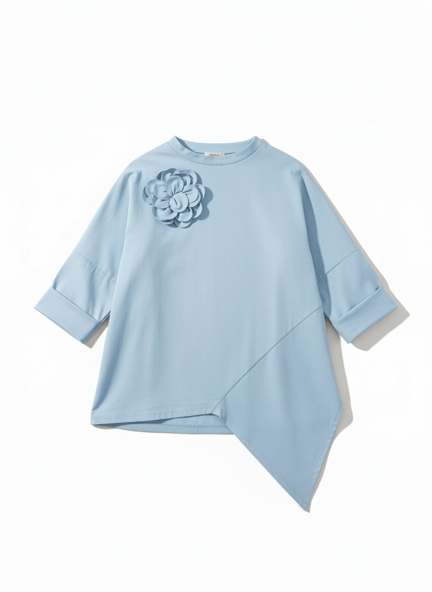 Bluză albastru deschis, oversize, cu tiv asimetric și umeri căzuți, stil relaxat de zi.