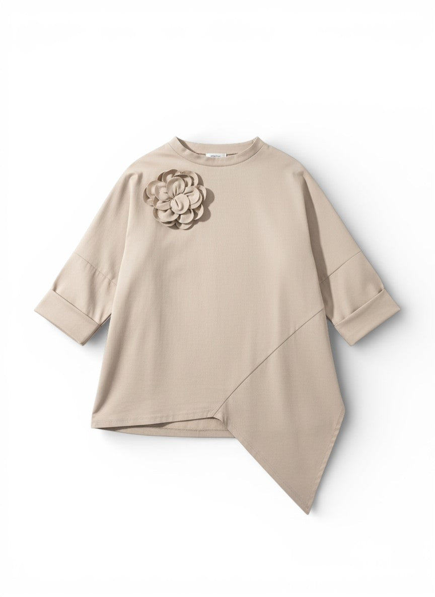 Bluză bej cu design asimetric și croială largă, vedere frontală, accent pe colțul alungit.