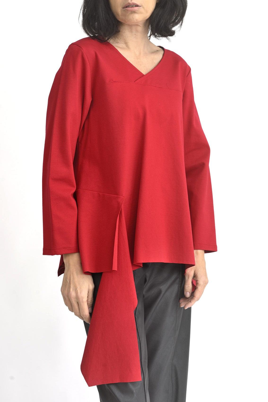 Bluză roșie asimetrică cu decolteu în V și benzi decorative laterale, din material elastic și confortabil