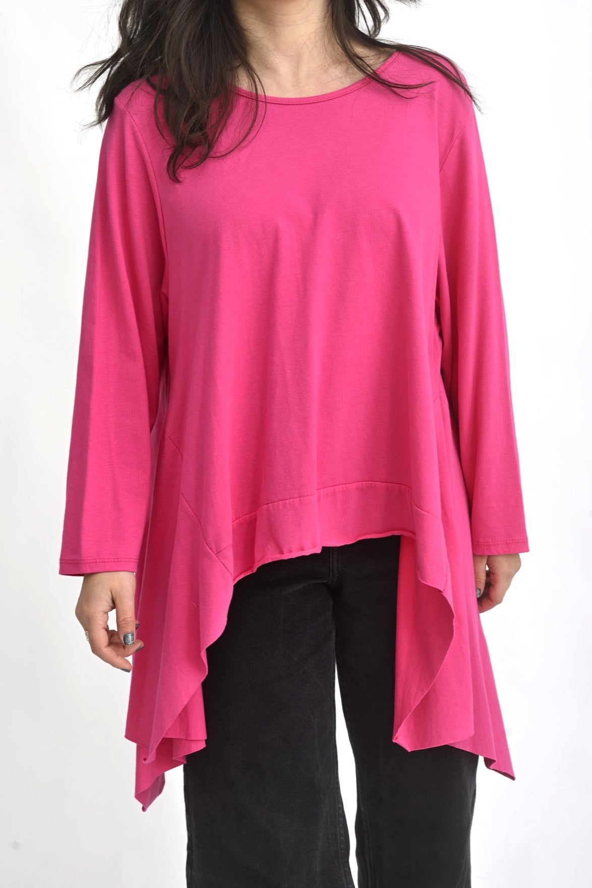 Bluză roz cu croială asimetrică și tiv prelungit, realizată din bumbac elastic, cu mâneci lungi
