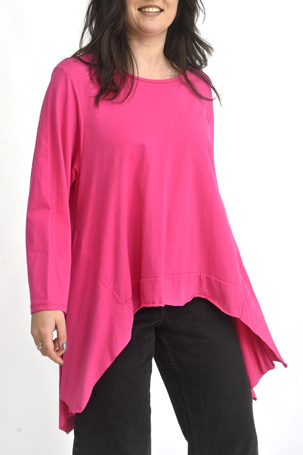 Detaliu lateral al unei bluze roz cu design lejer și formă fluidă, din material moale și respirabil