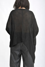 Vedere din spate a unei bluze asimetrice cu sclipici, croială amplă și lungime variabilă