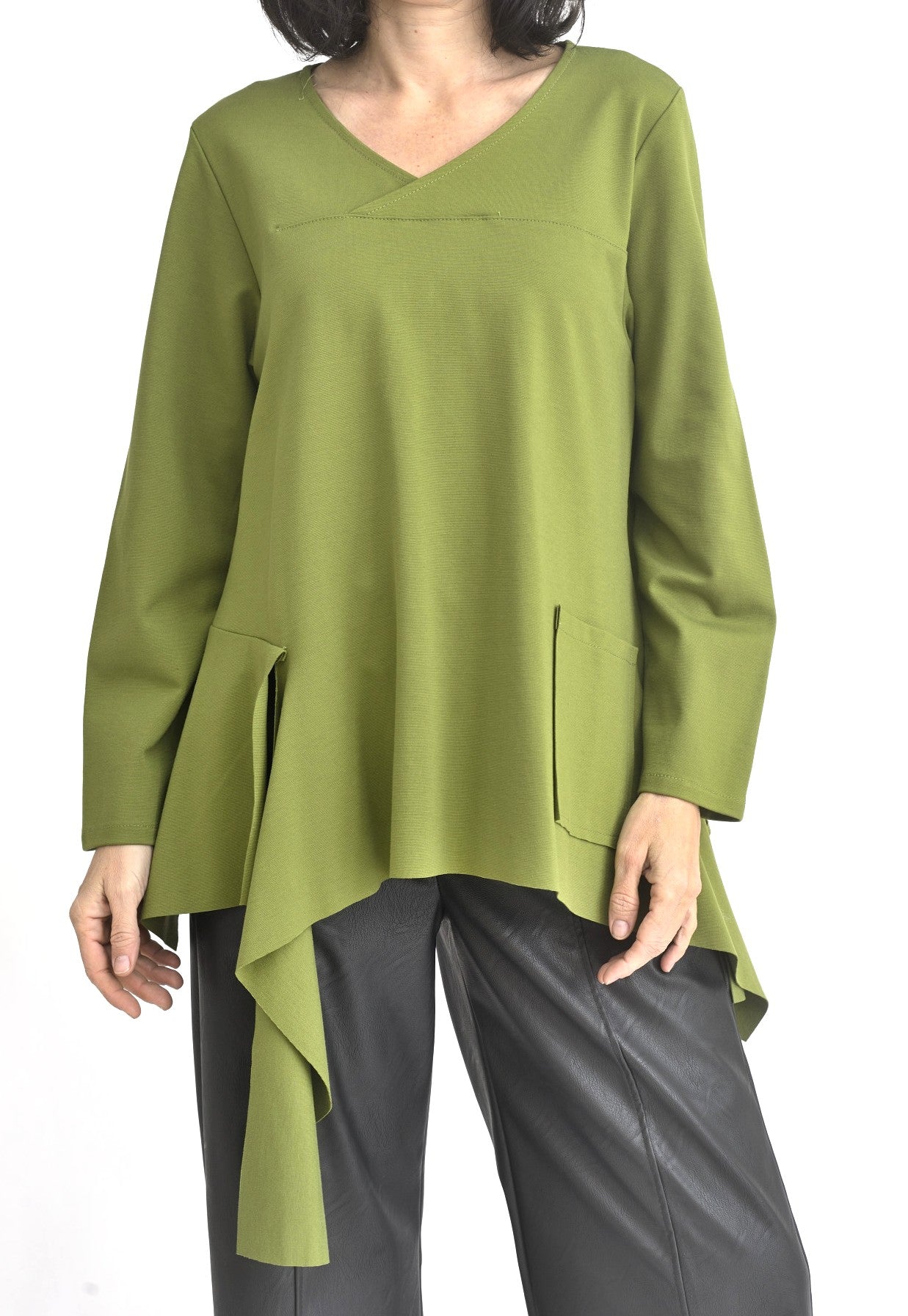 Bluză verde asimetrică cu decolteu în V și benzi decorative laterale, realizată din material elastic cu cădere lejeră