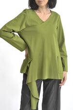 Bluză verde cu design modern, mâneci lungi și element decorativ textil asimetric în partea laterală