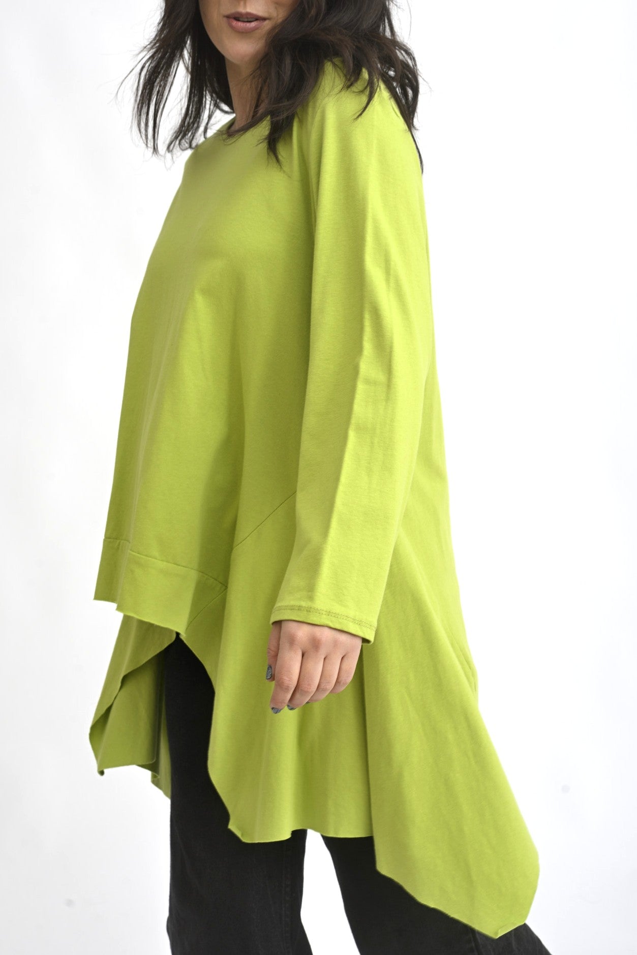Bluză verde asimetrică cu croială amplă, mâneci lungi și tiv neregulat, din bumbac elastic