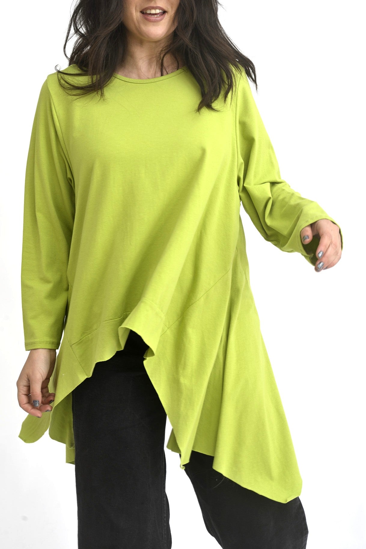 Bluză verde cu design asimetric și cădere lejeră, ideală pentru ținute casual moderne