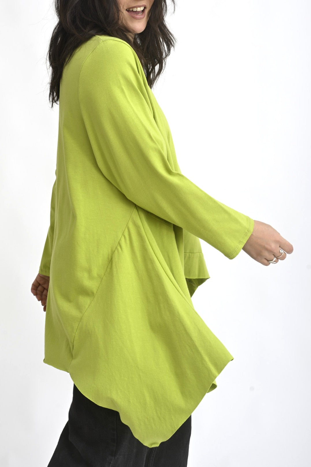 Vedere din spate a unei bluze verzi cu croială lejeră și tiv prelungit, din material natural elastic