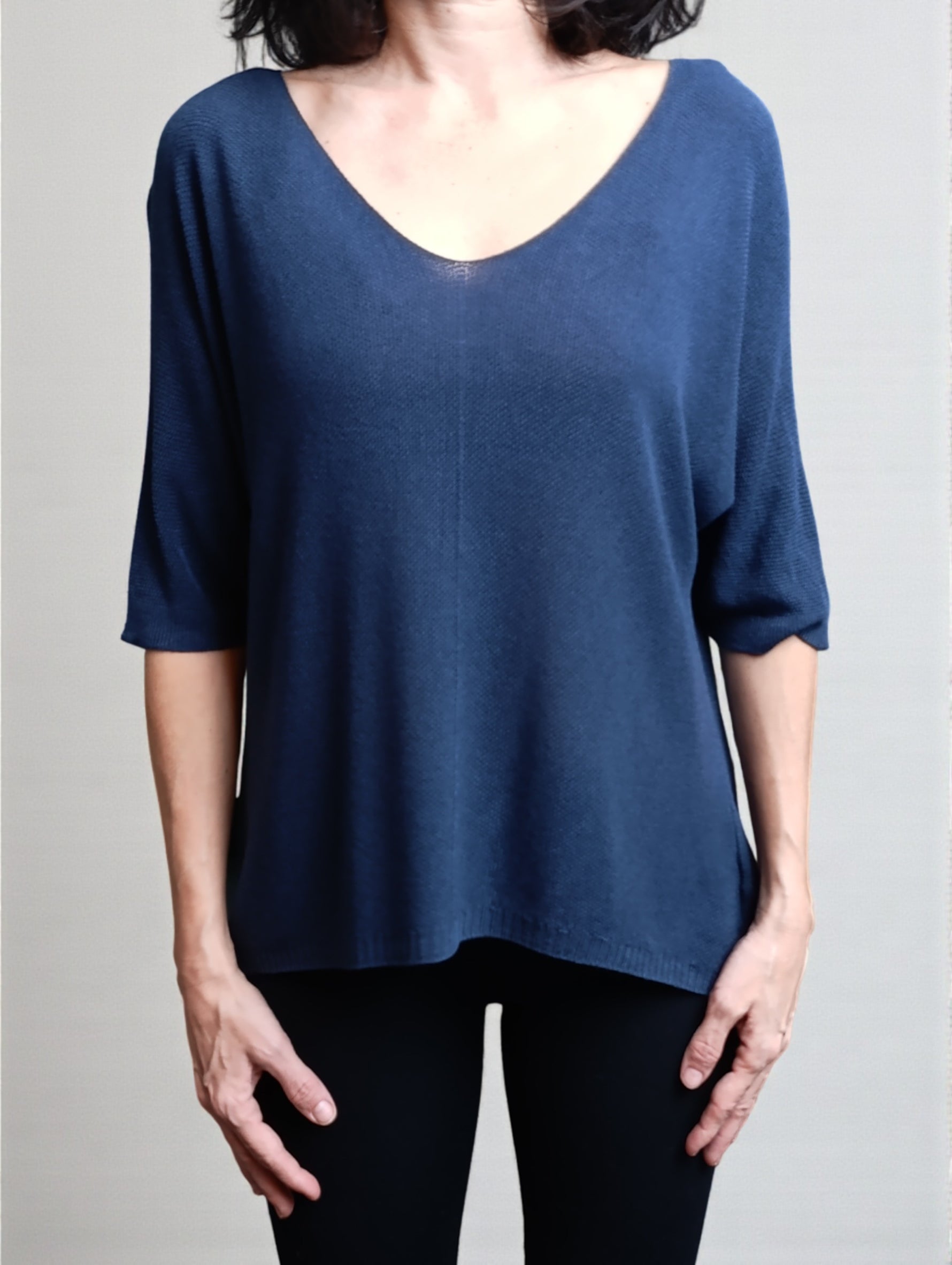 Bluză bob de orez bleumarin cu mânecă trei sferturi și decolteu în V, croială lejeră și confortabilă