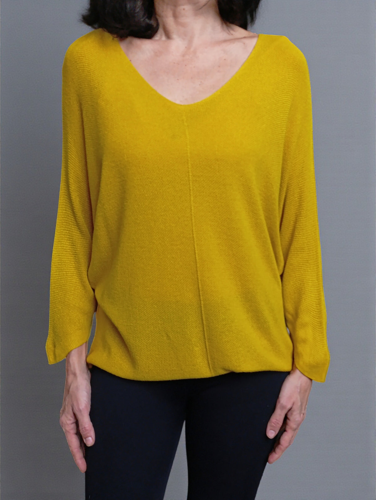 Bluză bob de orez galben muștar cu decolteu în V, croială lejeră, umeri căzuți și mânecă trei sferturi