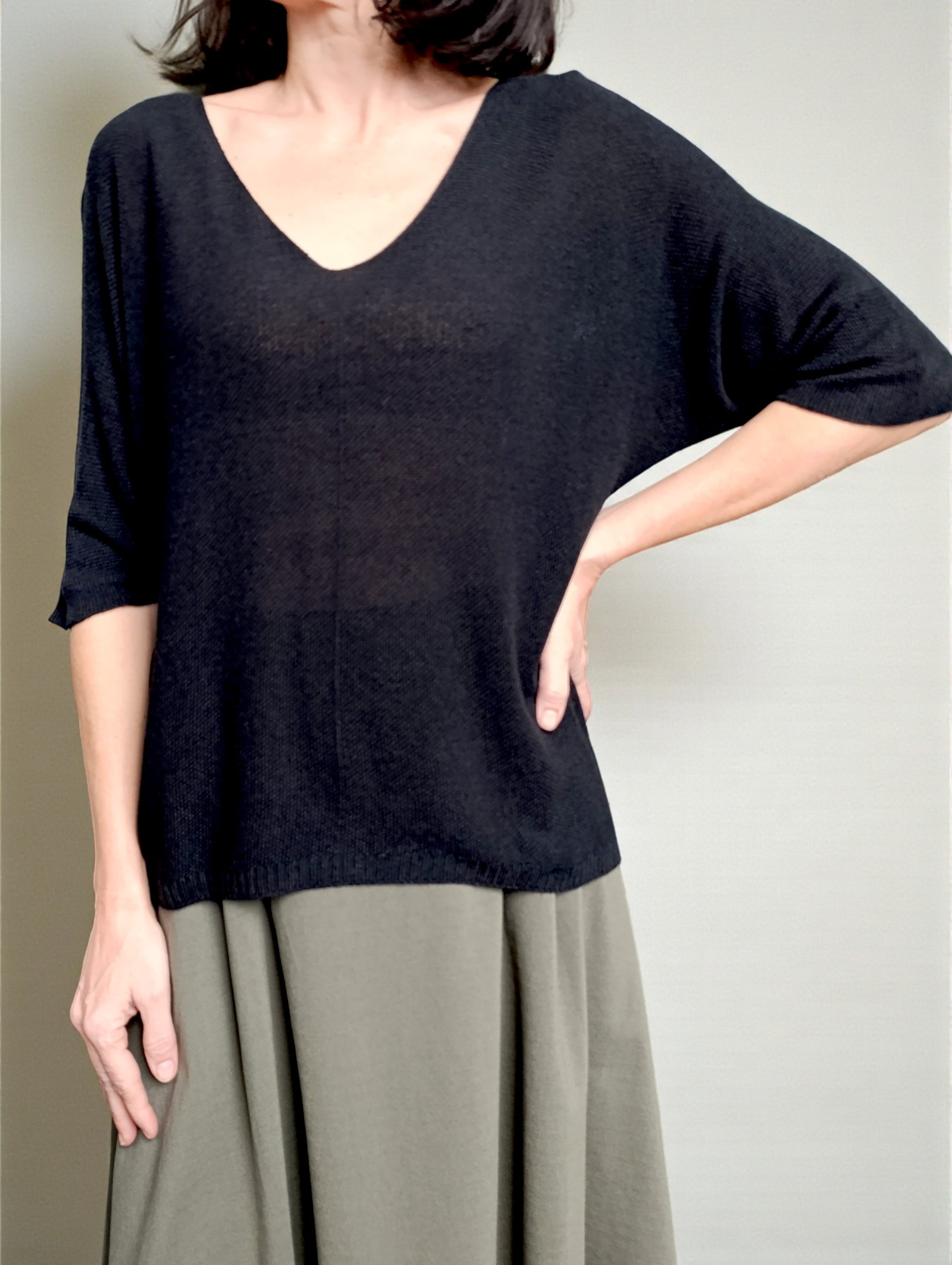 Bluză bob de orez neagră cu decolteu în V, umeri căzuți și mânecă trei sferturi, stil versatil