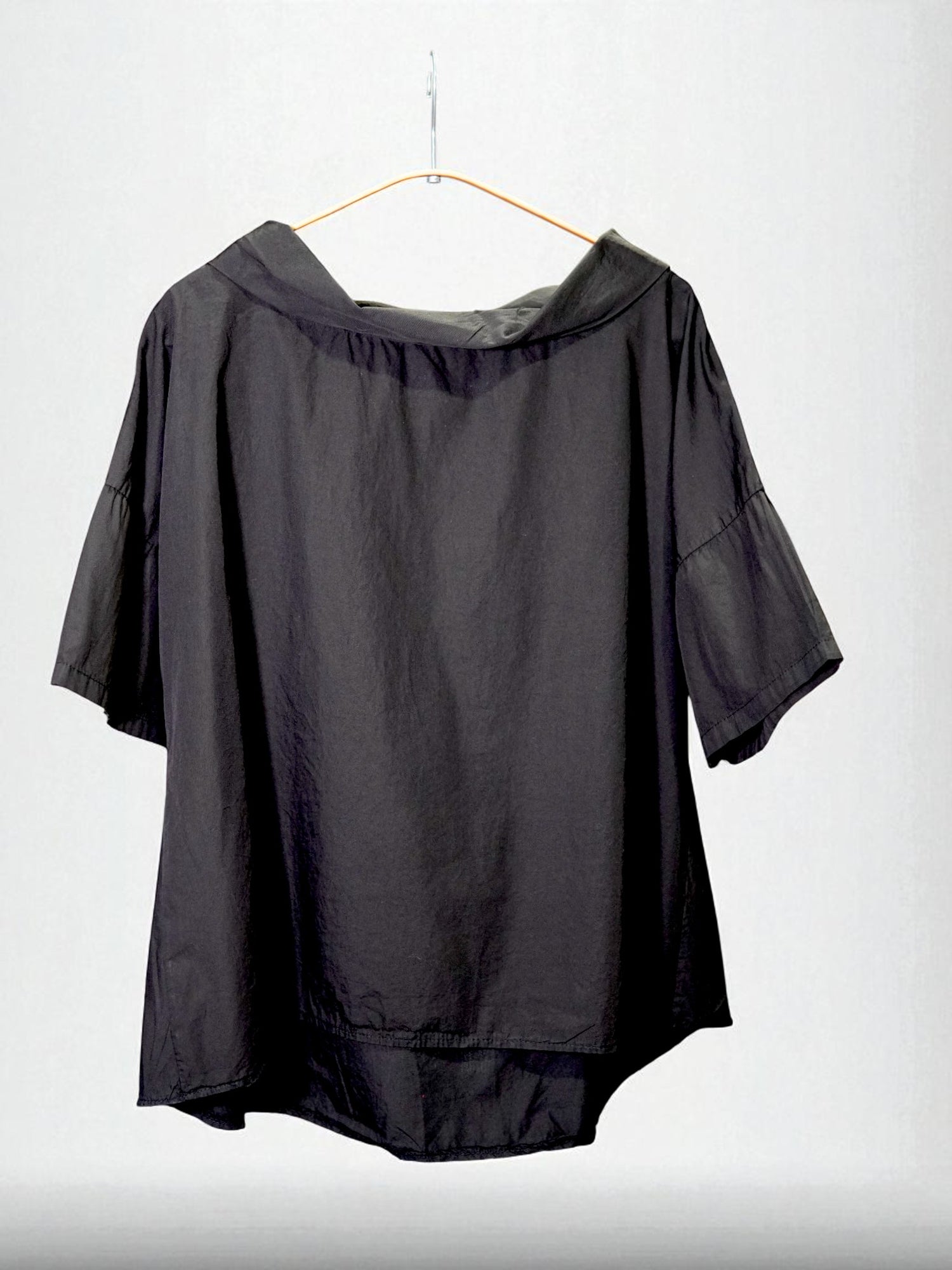 Bluză neagră din bumbac, cu umeri căzuți, guler bărcuță și design minimalist.