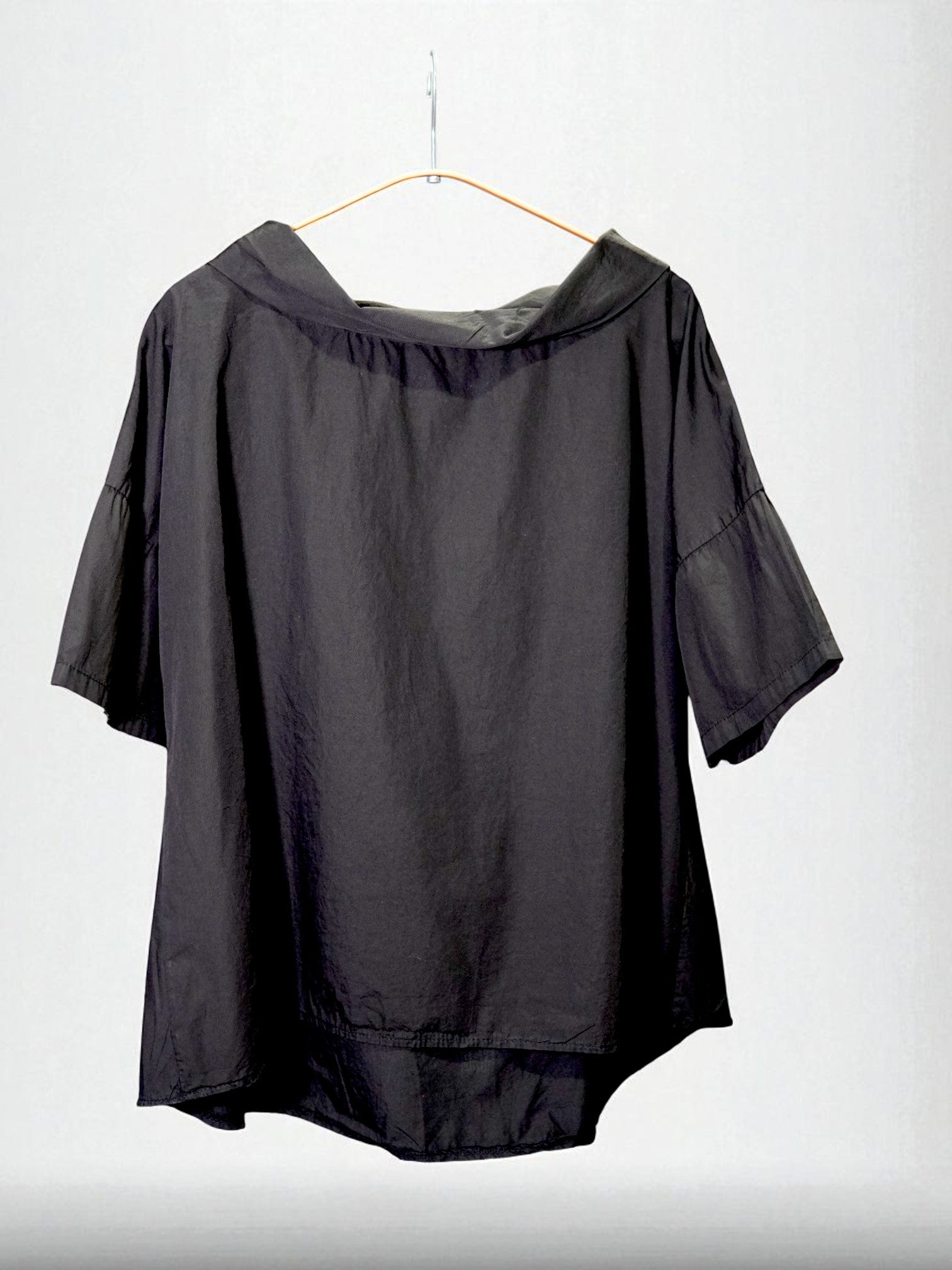 Bluză neagră din bumbac, cu umeri căzuți, guler bărcuță și design minimalist.