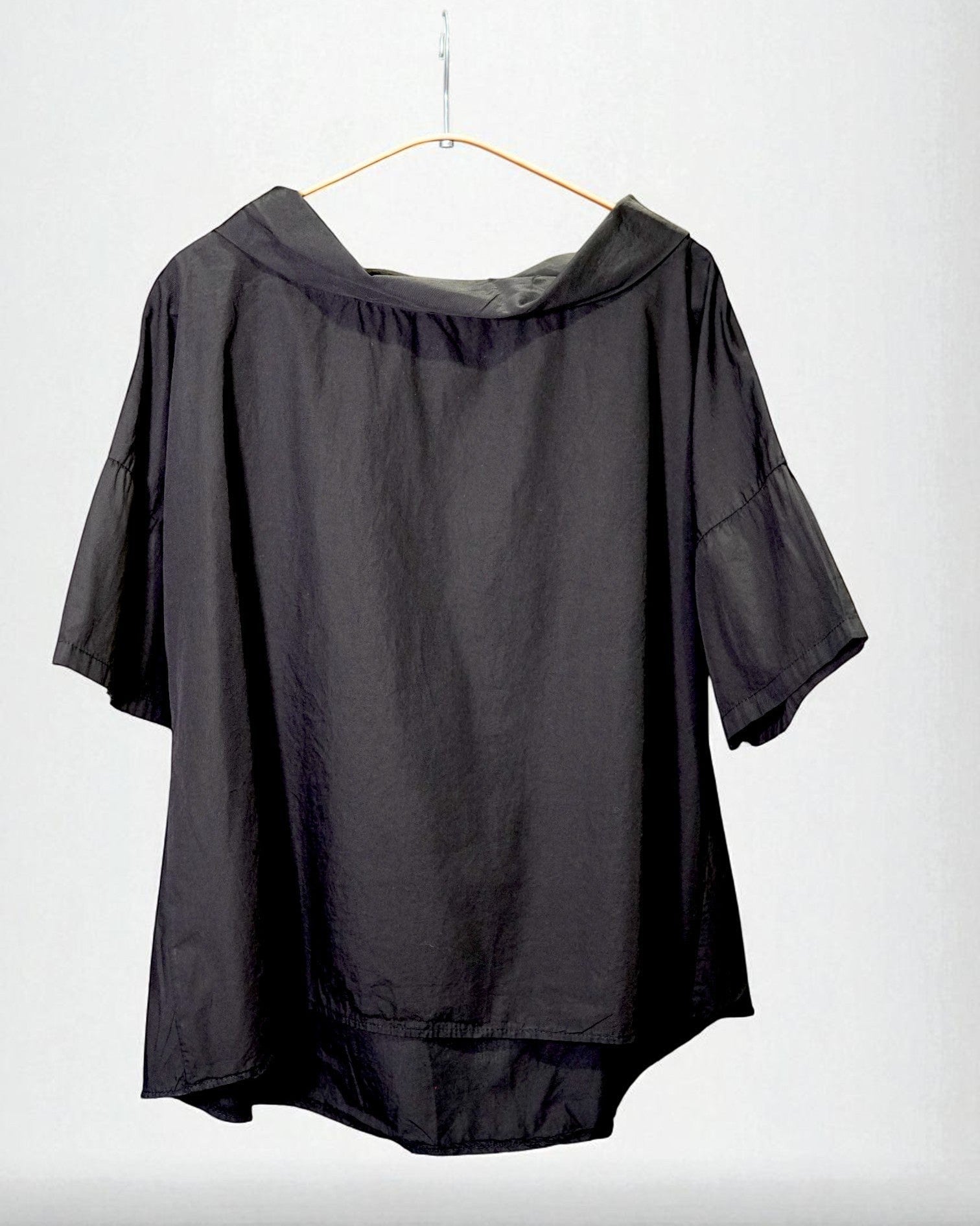 Bluză neagră din bumbac, cu umeri căzuți, guler bărcuță și design minimalist.