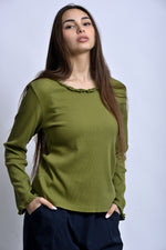 Bluză verde din bumbac tetra cu volane delicate, vedere din față