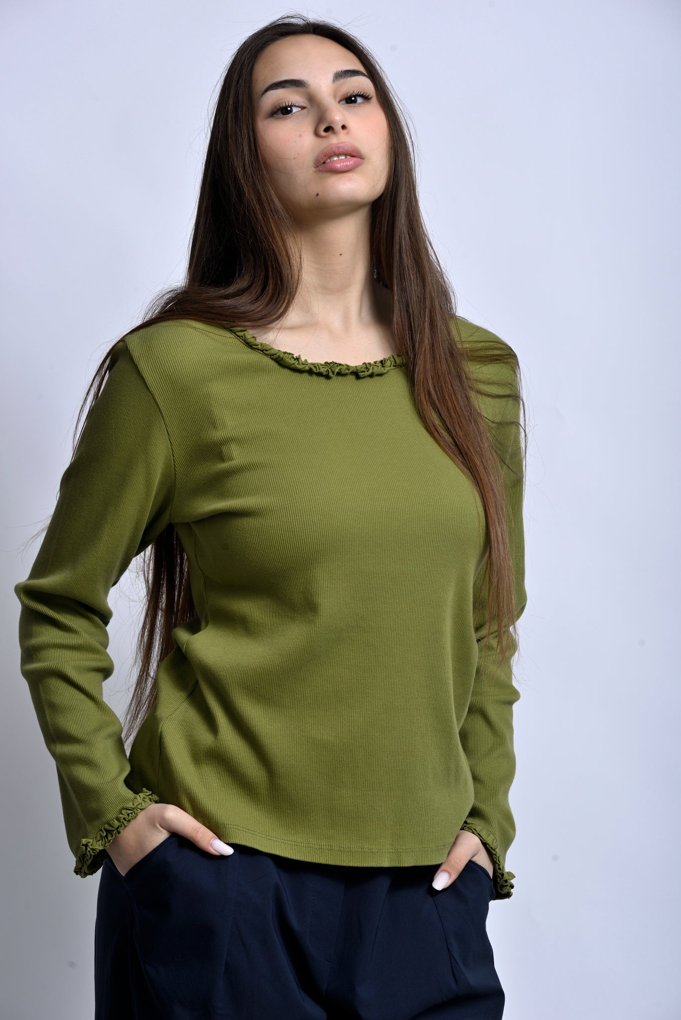 Bluză verde din bumbac tetra cu volane delicate, vedere din față
