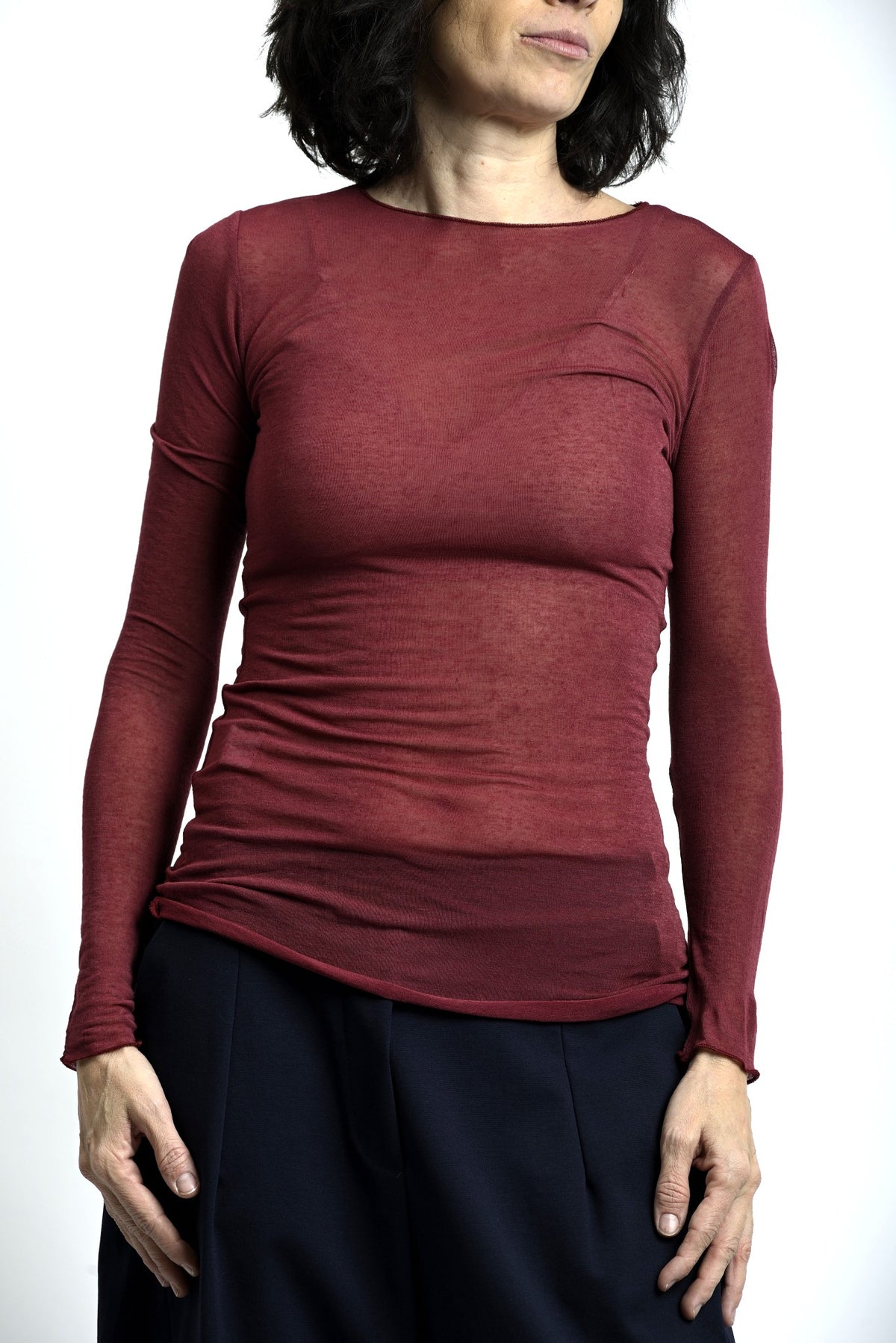 Bluză basic din cașmir, culoare bordo, cu mânecă lungă și guler bărcuță, într-un stil atemporal.