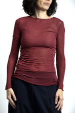 Bluză basic din cașmir, culoare bordo, cu mânecă lungă și guler bărcuță, într-un stil atemporal.