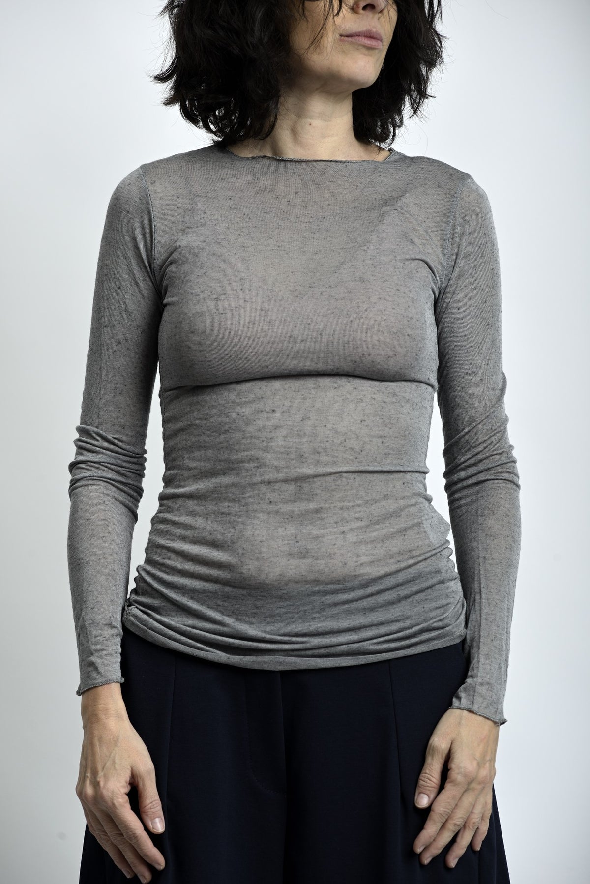 Bluză din cașmir cu guler bărcuță, prezentată în nuanță gri, cu linie curată și finisaj delicat.
