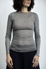 Bluză din cașmir cu guler bărcuță, prezentată în nuanță gri, cu linie curată și finisaj delicat.