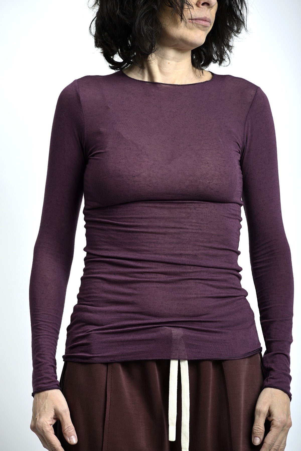 Bluză basic din cașmir, culoare mov inchis, cu mânecă lungă și guler bărcuță, într-un stil atemporal.