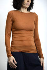 Bluză din cașmir cu guler bărcuță, nuanță caldă de maro, ideală pentru ținute de zi.