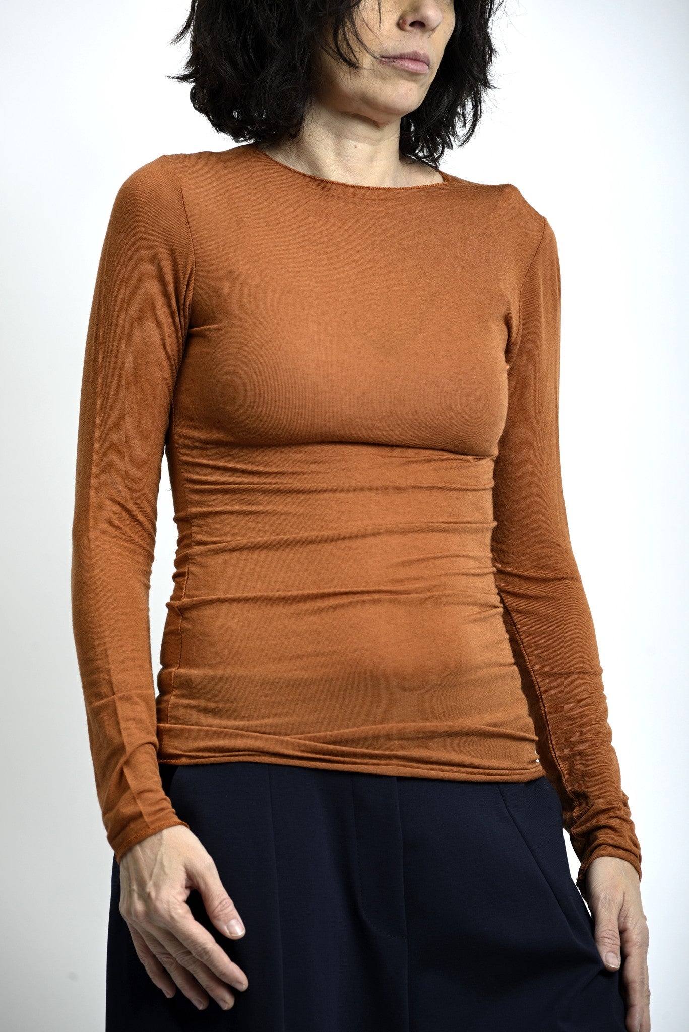 Bluză din cașmir cu guler bărcuță, nuanță caldă de maro, ideală pentru ținute de zi.