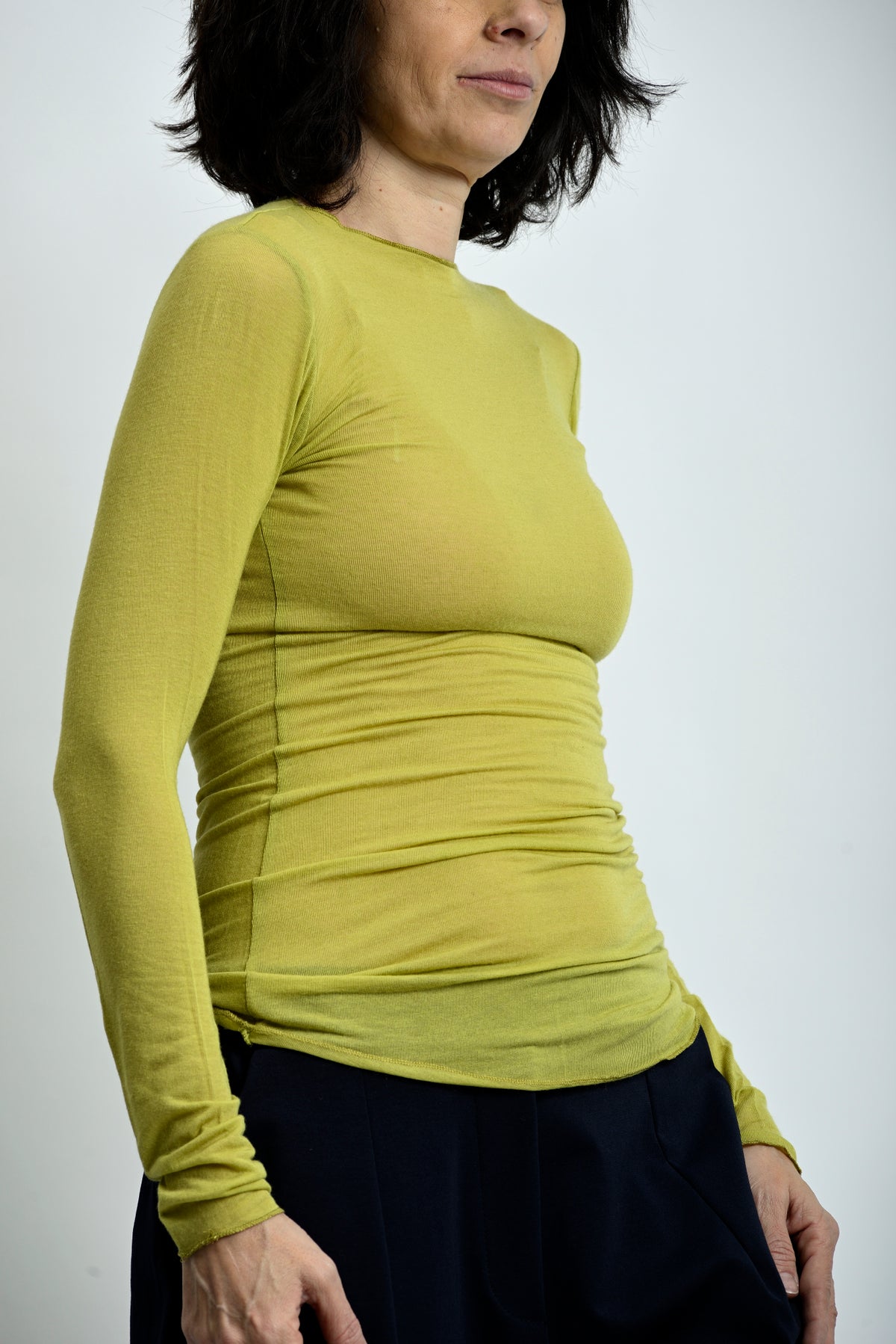 Bluză basic din cașmir, culoare verde neon, cu mânecă lungă și guler bărcuță, într-un stil atemporal.