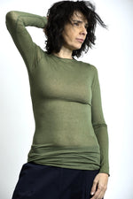 Bluză basic din cașmir, culoare verde olive, cu guler bărcuță și croială confortabilă.