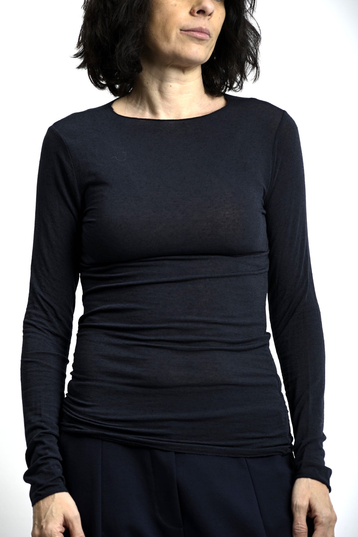 Bluză basic din cașmir, cu guler bărcuță și mânecă lungă, croială clasică și textură fină, purtată casual.