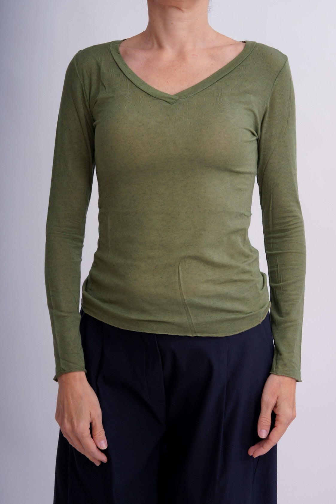 Bluză verde olive din cașmir și modal, cu mâneci lungi și croială feminină.