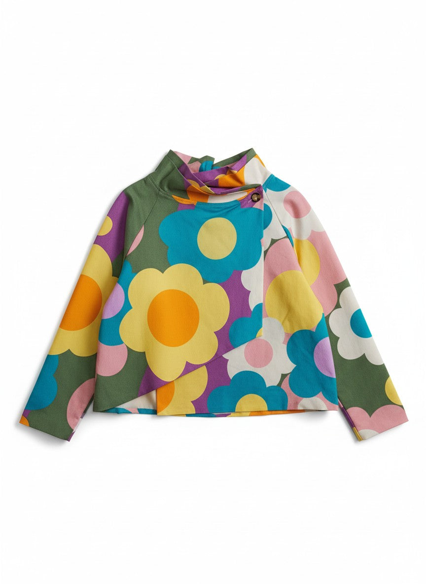 Spatele unei bluze cu imprimeu geometric multicolor, evidențiind croiala relaxată și materialul fluid