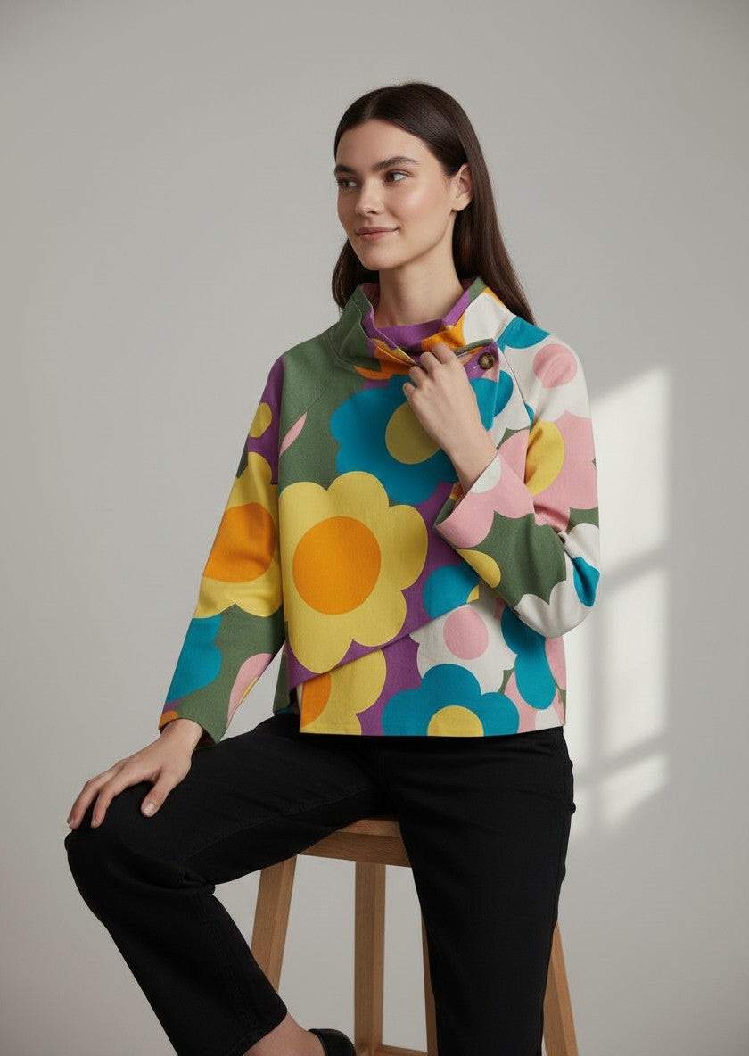 Bluză colorată cu imprimeu geometric multicolor, purtată într-o ținută casual modernă cu pantaloni negri