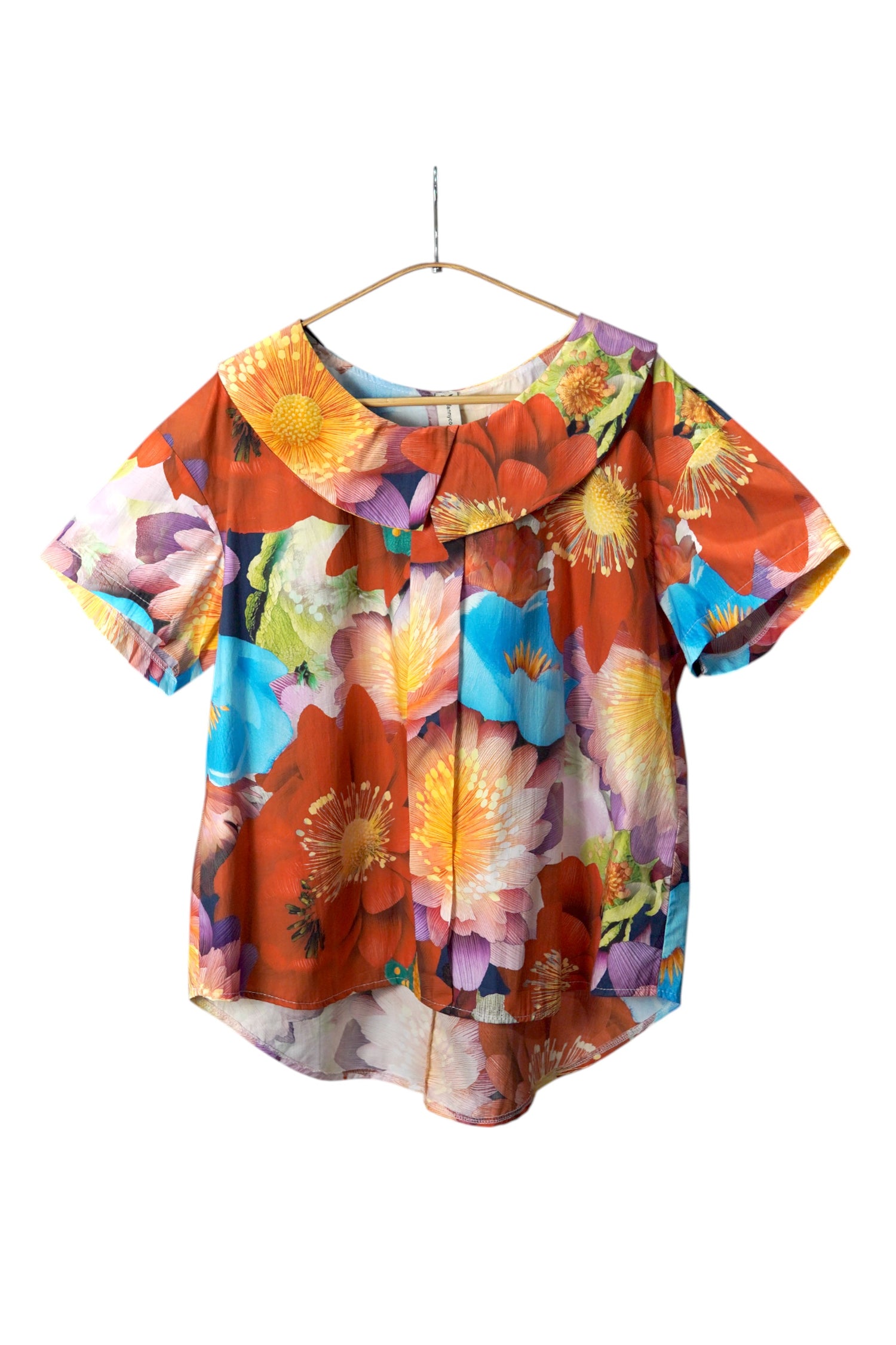 Bluză scurtă cu imprimeu floral multicolor pe fundal roșu, guler rotund decorativ