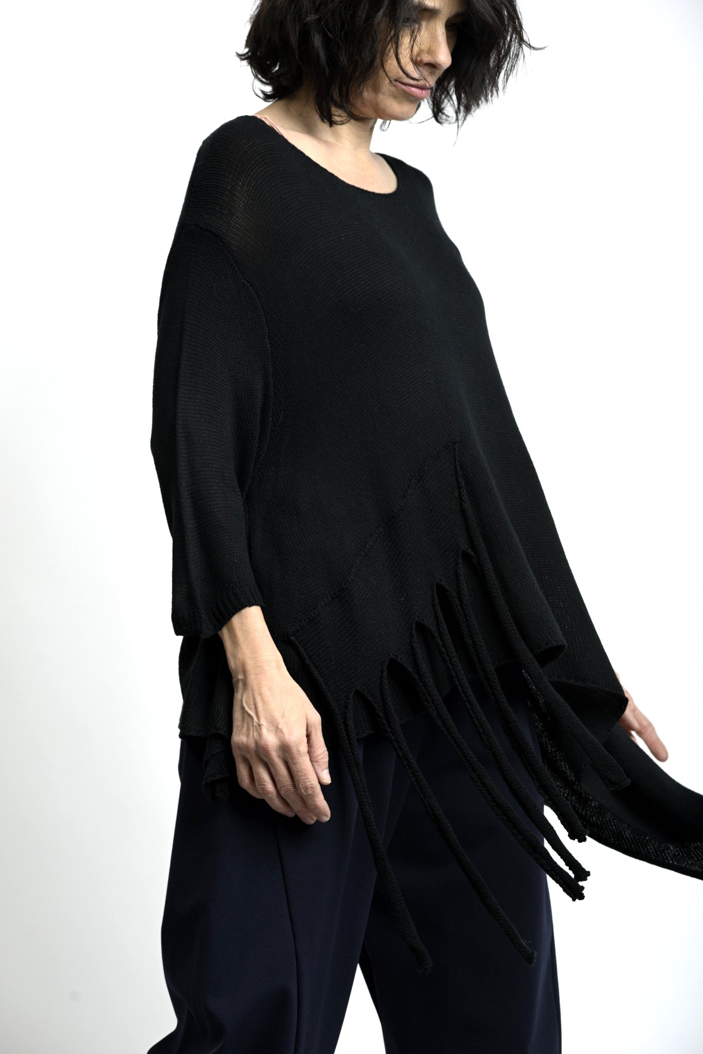 Bluză neagră cu franjuri, vedere completă, design lejer și linie fluidă, ușor de integrat în ținute urbane.
