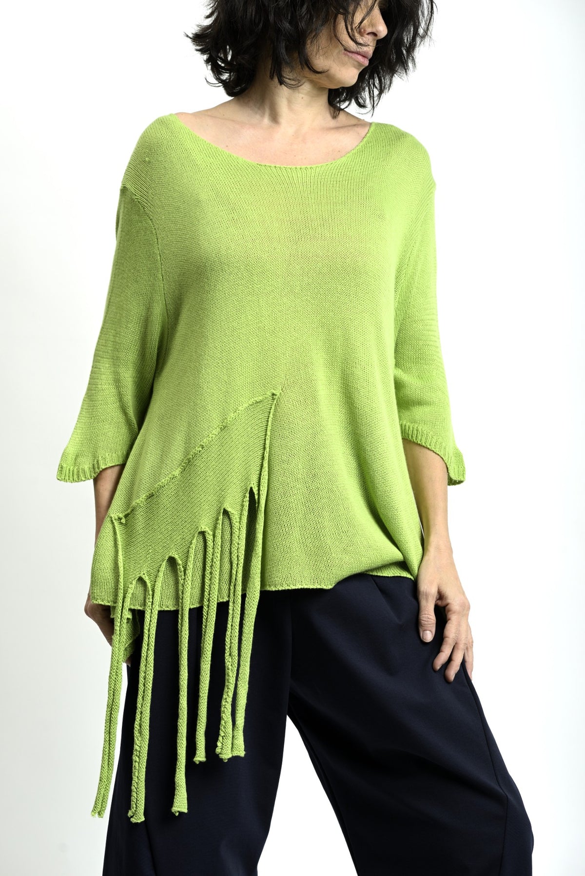 Bluză verde cu colț asimetric și franjuri, croială amplă și umeri căzuți, stil boem lejer.