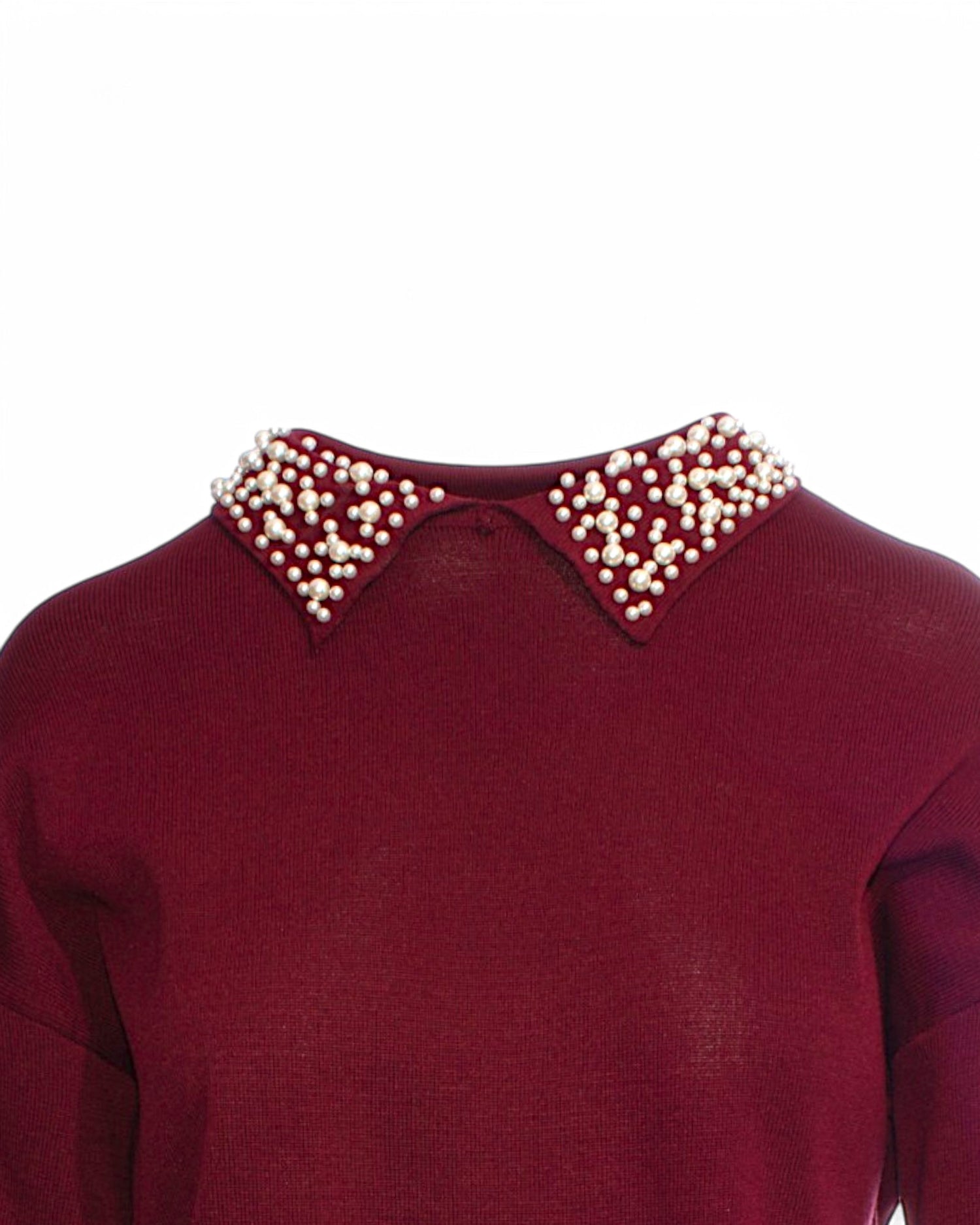 Detaliu gros-plan al gulerului bluza vișinie, decorat cu perle elegante.
