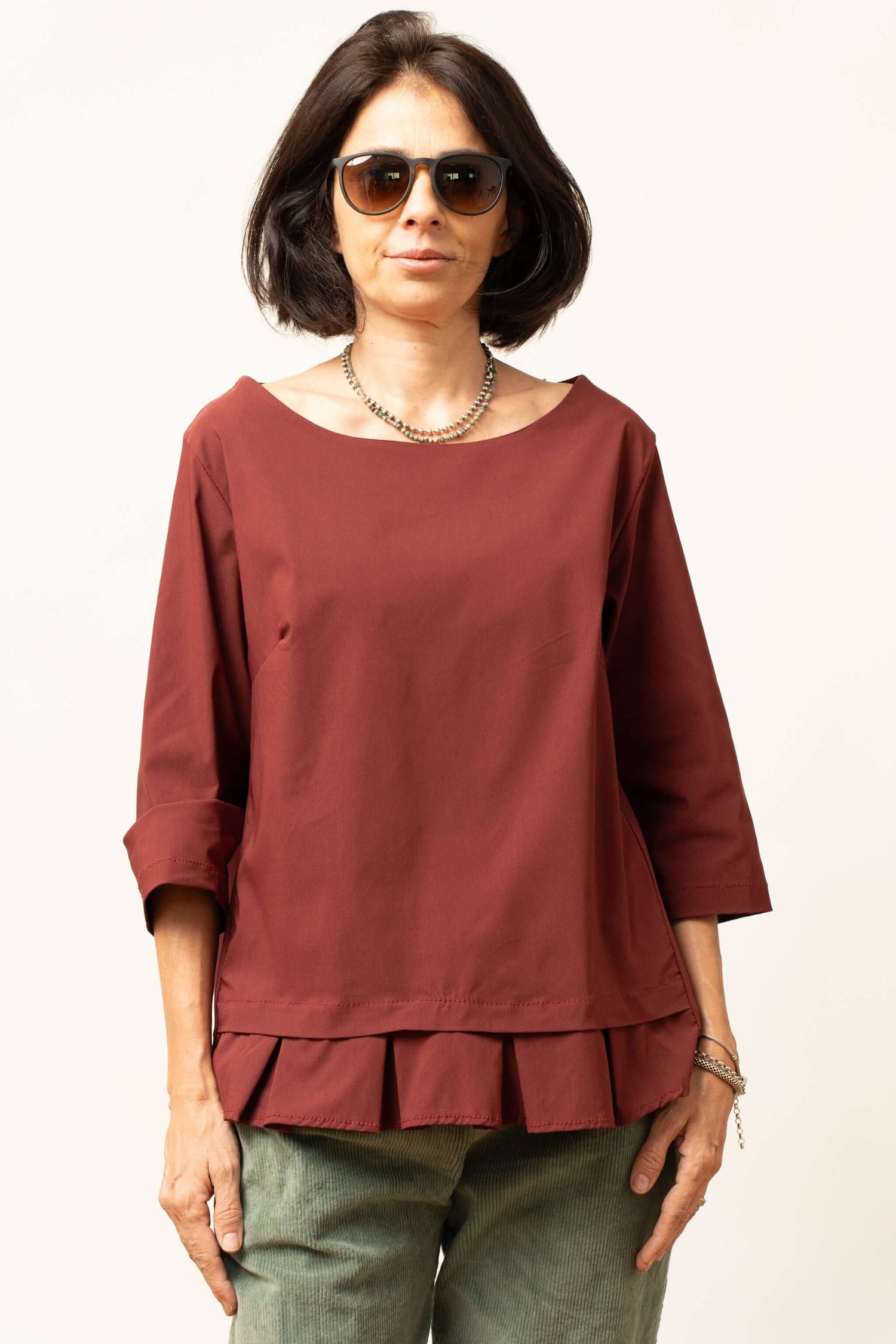 Bluza bordo elegantă pentru damă, cu decolteu rotund și croială lejeră, stil casual-chic.