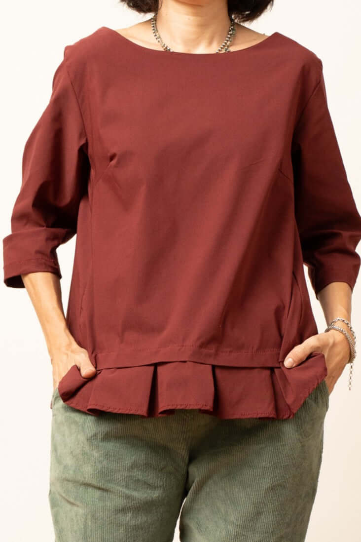 Bluza damă bordo cu mâneci trei sferturi și volănaș discret la tiv, croială lejeră.