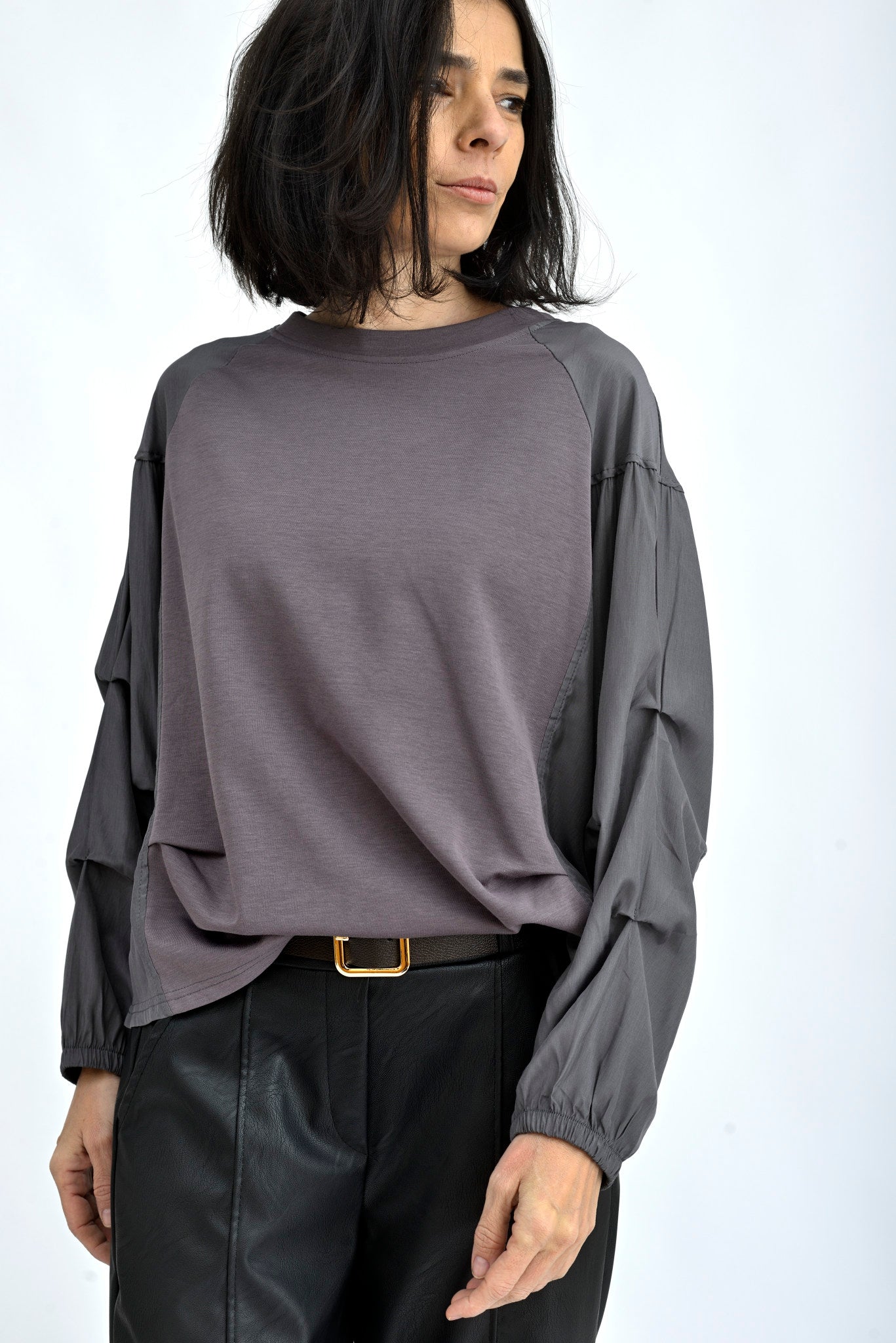 Bluză damă gri din bumbac, cu inserții elegante din mătase la mâneci și croială lejeră.