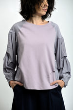 Bluză damă lila din bumbac, cu inserții elegante din mătase la mâneci și croială lejeră.