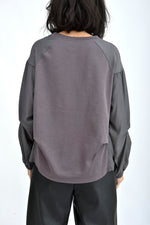 Vedere din spate a unei bluze damă din bumbac cu mătase, croială amplă și confortabilă.