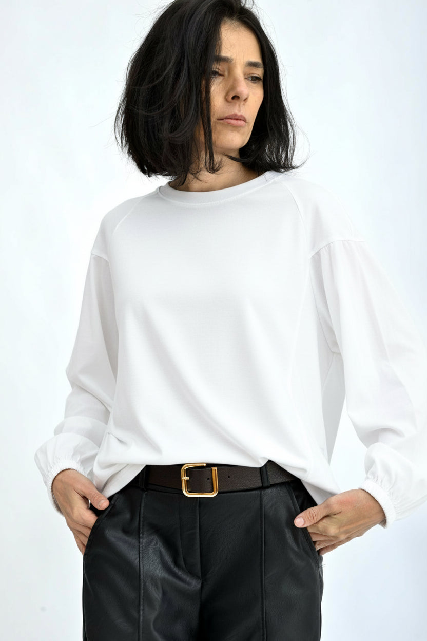 Bluză casual din bumbac cu mătase la mâneci, design minimalist și umeri căzuți.