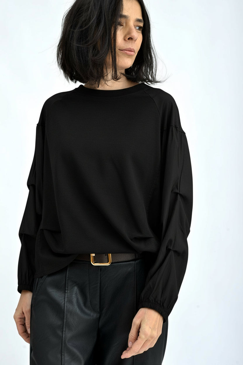 Bluză lejeră din bumbac cu inserții din mătase, văzută din lateral, stil modern.