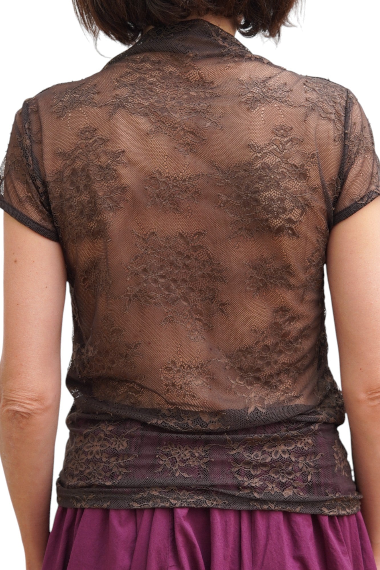 Bluză maro din dantelă transparentă, cu model floral, vedere din spate.