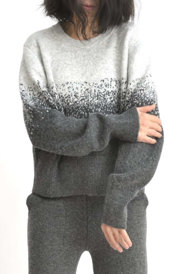 Bluza tricotată degrade în tonuri de gri, croială ușor oversized, vedere frontală.