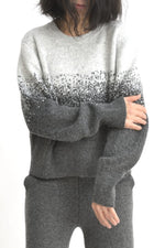 Bluza tricotată degrade în tonuri de gri, croială ușor oversized, vedere frontală.