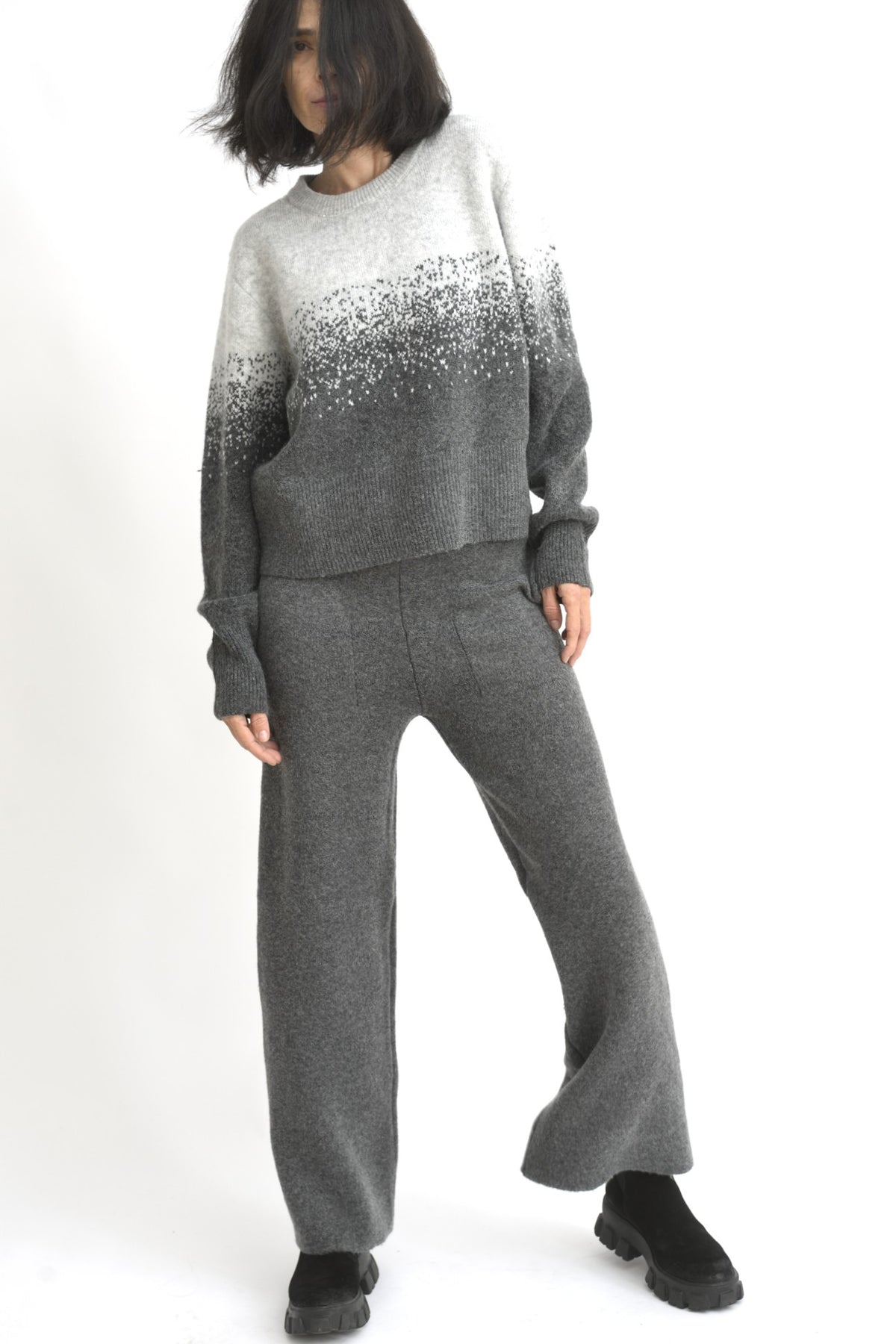 Bluza degrade gri, vedere laterală, cu mâneci lungi și textură moale.