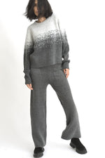 Bluza degrade gri, vedere laterală, cu mâneci lungi și textură moale.